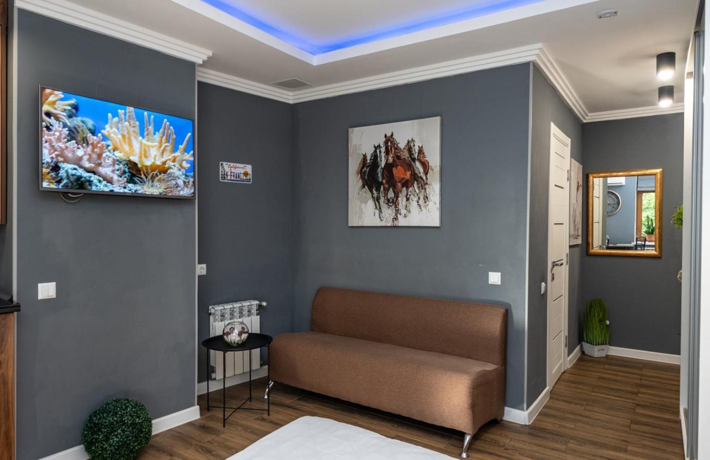 Vip Near Arena Апартаменти
